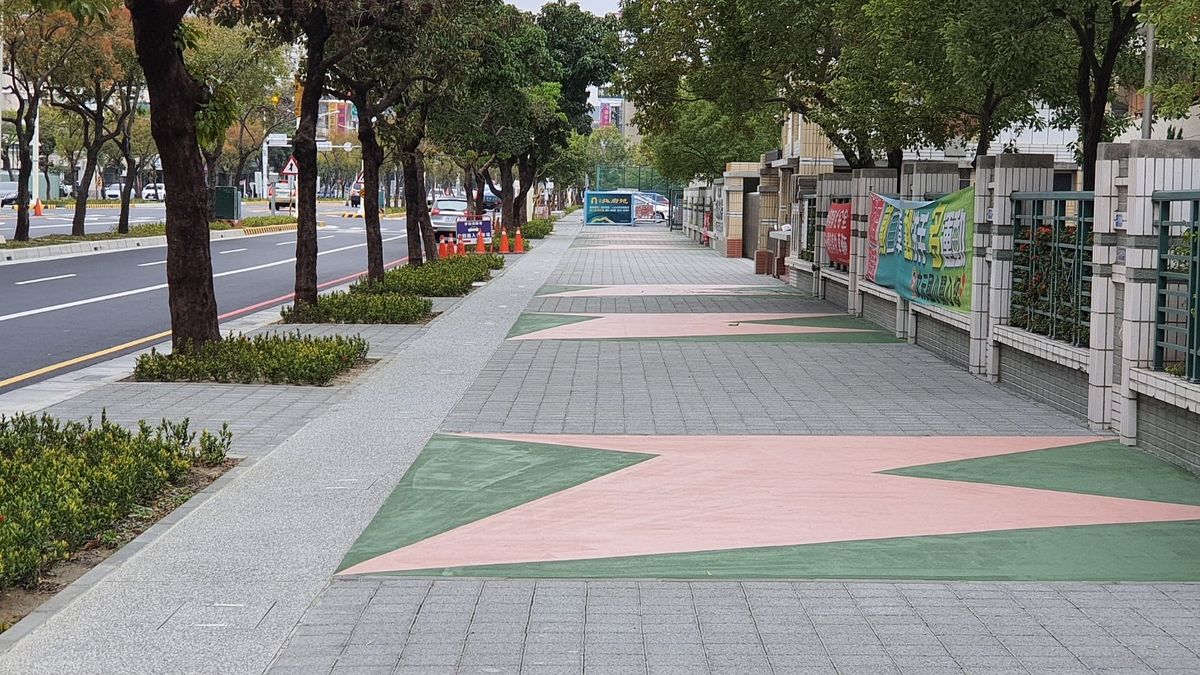台南主要道路路面鋪設以外,更聚焦在人行道及交通工程之改善。(圖/台南市政府提供) 台南主要道路路面鋪設以外,更聚焦在人行道及交通工程之改善。(圖/台南市政府提供)