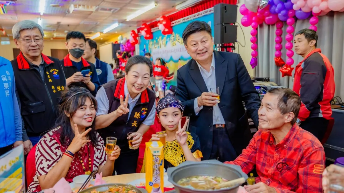 花蓮縣長徐榛蔚與立委傅崐萁與新住民合影。(圖/花蓮縣政府提供)