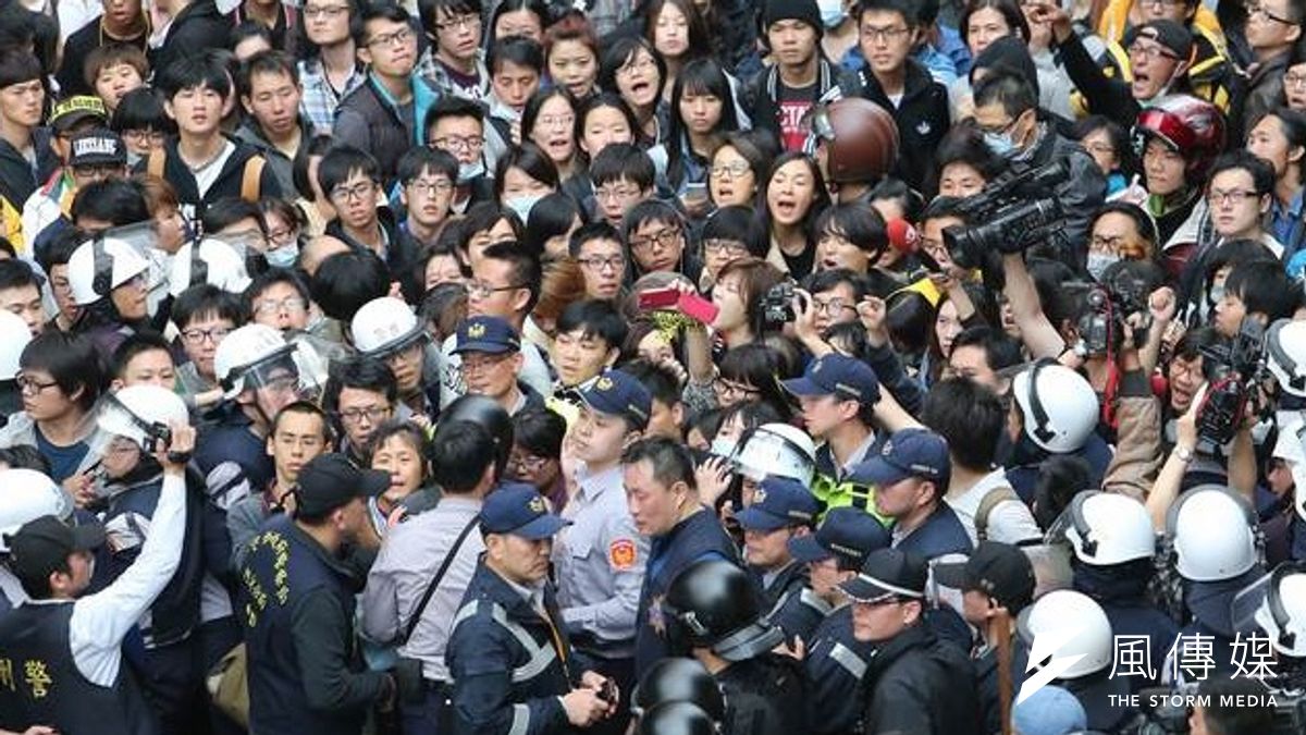 街頭抗爭熱潮中,經濟學家的專業沒人理,被邊緣化了!圖為反核民眾占領街頭。(吳逸驊攝) 街頭抗爭熱潮中,經濟學家的專業沒人理,被邊緣化了!圖為反核民眾占領街頭。(吳逸驊攝)