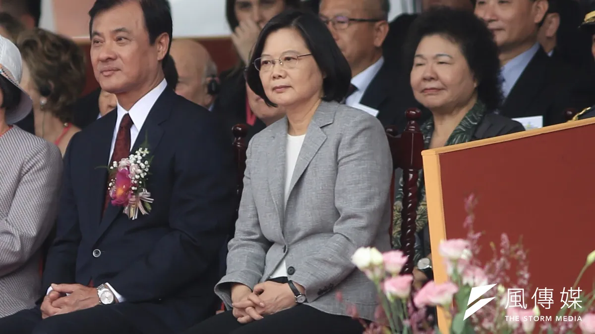 20181010- 2018年中華民國國慶大典10日上午於總統府前登場。總統蔡英文(前排右)及國慶大會主席立法院長蘇嘉全(前排左)入座,後排為總統府秘書長陳菊。(簡必丞攝)