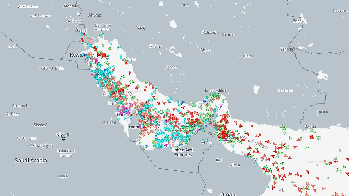 2026年4月5日,船舶追蹤網站marinetraffic的即時資料網頁顯示,仍有大量船舶聚集在荷莫茲海峽兩側。(美聯社)