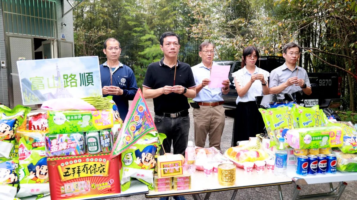 農曆七月普度好兄弟 集集大山電視台轉播站拜「蘆筍」祈求「路順」 | 王秀禾 | 地方新聞 - 風傳媒