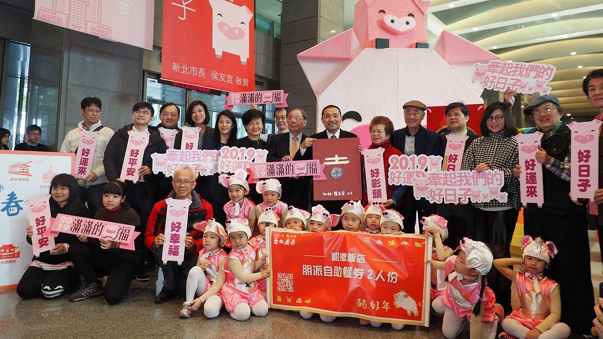 迎新年,新北市政府推出豬年走春系列活動,在市府大廳以「好運D家」為主題,佈置超可愛的豬豬裝置,更串連新北9大博物場館推出「新春揮毫」、「扭蛋轉好運」及「傳統技藝喚年味」等活動。(圖/新北市文化局提供) 迎新年,新北市政府推出豬年走春系列活動,在市府大廳以「好運D家」為主題,佈置超可愛的豬豬裝置,更串連新北9大博物場館推出「新春揮毫」、「扭蛋轉好運」及「傳統技藝喚年味」等活動。(圖/新北市文化局提供)