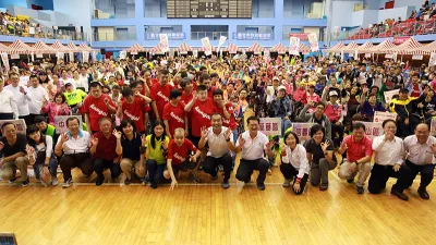 台北市身心障礙市民休閒運動會在14日圓滿落幕,北市體育局局長李再立局長和各區長官也到現場與參賽選手合照(圖/輪轉活動整合工作坊提供)