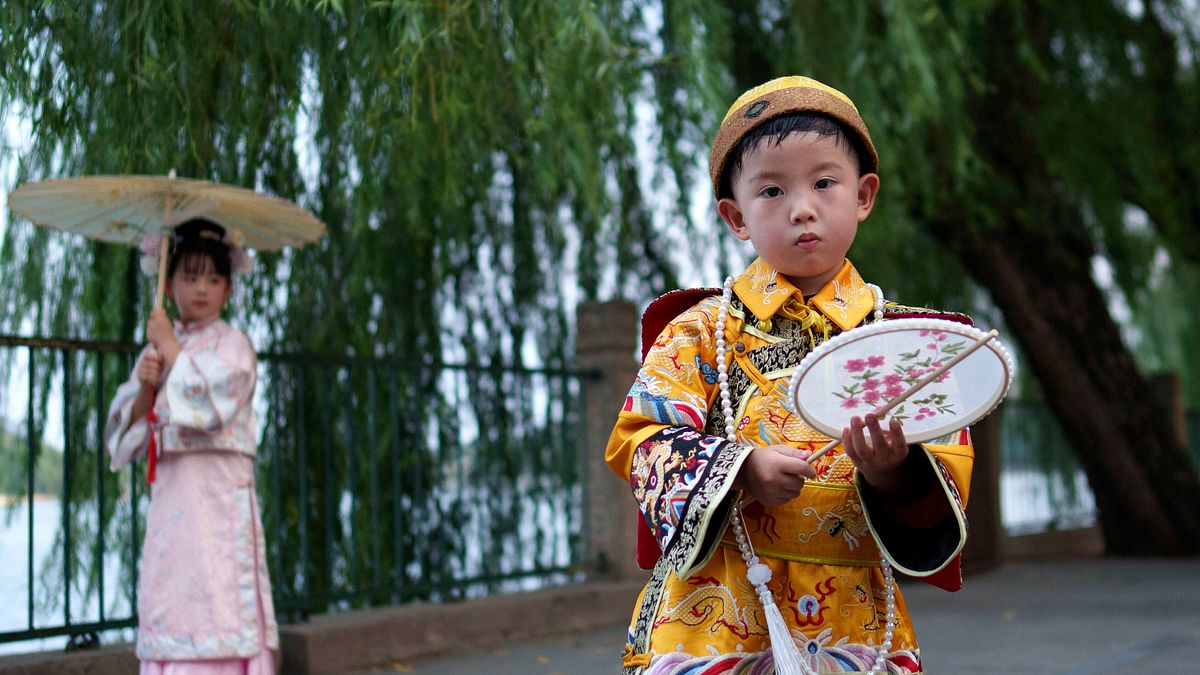 2024年7月,北京的遊客穿著清裝在紫禁城附近拍照。(美聯社) 2024年7月,北京的遊客穿著清裝在紫禁城附近拍照。(美聯社)