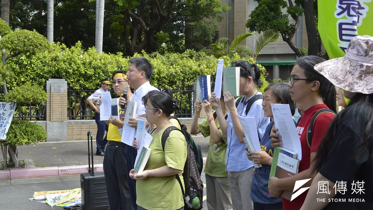 南鐵東移案通過內政部都委會後,反南鐵東移案團體抗議。(翁俊翹攝)