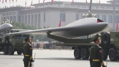 中國9/3在北京天安門舉行盛大的閱兵儀式,攻擊-11無人機亮相。(美聯社)