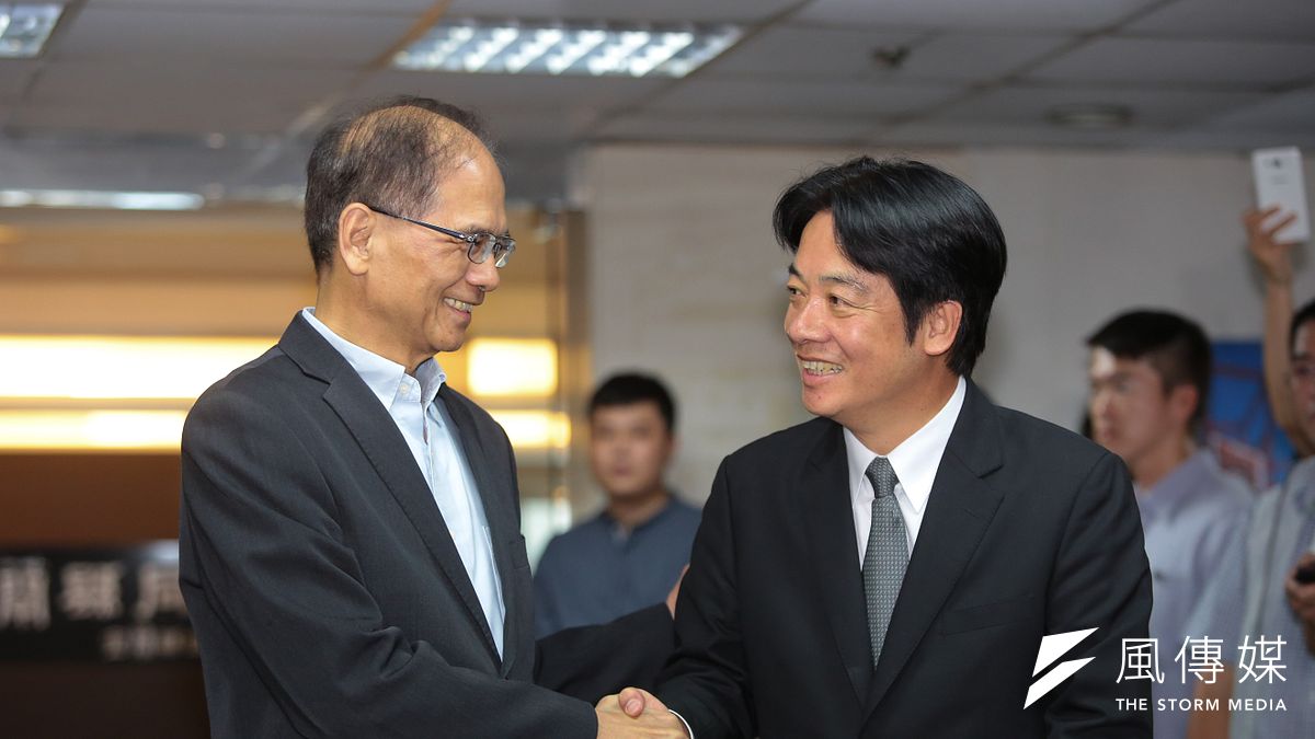 前行政院長游錫堃(左)2日公開籲請行政院長賴清德(右)留下來,為台灣承擔。(資料照,顏麟宇攝) 前行政院長游錫堃(左)2日公開籲請行政院長賴清德(右)留下來,為台灣承擔。(資料照,顏麟宇攝)