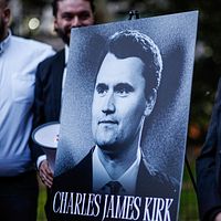 2025年9月12日、ニューヨークのマディソン・スクエア・パークで行われた追悼集会で、若手共和党員が「アメリカの転換点」創設者チャーリー・カーク氏を悼む。(AP通信) 2025年9月12日、ニューヨークのマディソン・スクエア・パークで行われた追悼集会で、若手共和党員が「アメリカの転換点」創設者チャーリー・カーク氏を悼む。(AP通信)