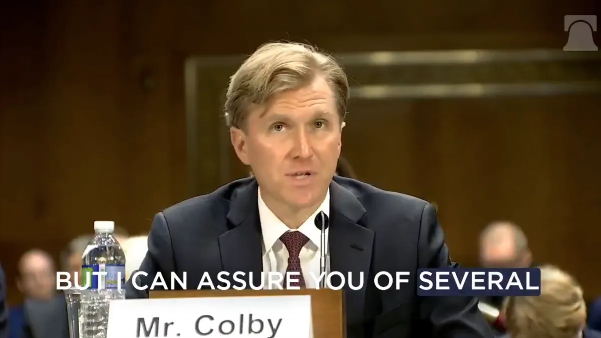 美國國防部政策次長人選人柯伯吉(Elbridge Colby)出席參院聽證會。(翻攝自X @Heritage)