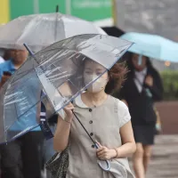 台湾中央気象署によると、熱帯低気圧(TD13)は早ければ24日明け方にも台風12号(ノウル・まだタマゴ)に発達し、24日午後から25日にかけて台湾南方の海域を通過する見込み。(画像/中央通信社) 台湾中央気象署によると、熱帯低気圧(TD13)は早ければ24日明け方にも台風12号(ノウル・まだタマゴ)に発達し、24日午後から25日にかけて台湾南方の海域を通過する見込み。(画像/中央通信社)