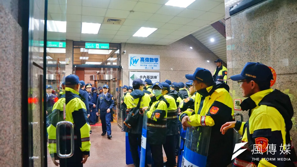 新政府上台後,基層員警為了一例一休、同婚、核災食品與年金改革疲於奔命,行政院政務委員林萬億強調,本次年金改革警消「75制」的退休年齡並未調整。(資料照,盧逸峰攝)