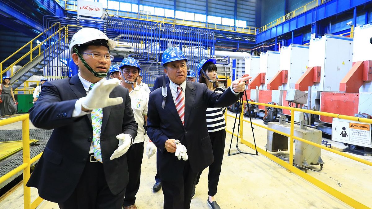 台中豐興鋼鐵新廠改燒天然氣,台中市長林佳龍參加5日新廠剪綵活動,肯定改善空品的作法。(圖/台中市政府提供) 台中豐興鋼鐵新廠改燒天然氣,台中市長林佳龍參加5日新廠剪綵活動,肯定改善空品的作法。(圖/台中市政府提供)