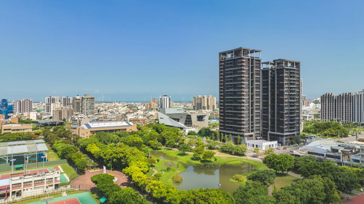 「上德滙」坐落5.2萬坪竹南運動公園第一排,1,077坪基地 24層環景地標,為區內超高地標大樓。 (圖/上德開發提供)