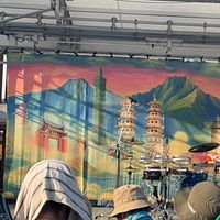 文化部プロデュースの《We TAIWAN》文化プロジェクトの一環として、台湾の国旗を背景に堂々と上演された《島の聲:廟前の感謝の舞台》が、大阪・関西万博で初披露された。(写真/黃信維撮影) 文化部プロデュースの《We TAIWAN》文化プロジェクトの一環として、台湾の国旗を背景に堂々と上演された《島の聲:廟前の感謝の舞台》が、大阪・関西万博で初披露された。(写真/黃信維撮影)