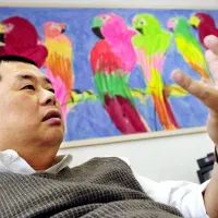 2000年11月28日,黎智英在《蘋果日報》香港辦公室接受採訪。(美聯社) 2000年11月28日,黎智英在《蘋果日報》香港辦公室接受採訪。(美聯社)
