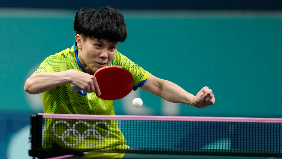 台灣桌球一姐鄭怡靜在奧運女單32強擊敗羅馬尼亞的薩瑪拉。(美聯社)