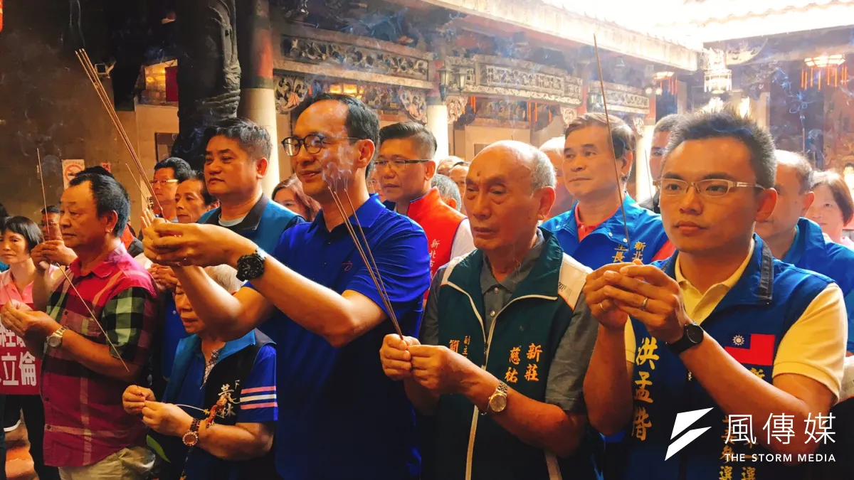 前新北市長朱立倫(前右三)14日回老家桃園與新北市衝刺選情,到5大宮廟參拜,不少民眾與里長到場力挺。(羅暐智攝)
