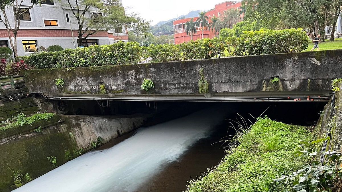 四分溪溪水遭受汙染。(圖/臺北市政府環保局提供) 四分溪溪水遭受汙染。(圖/臺北市政府環保局提供)