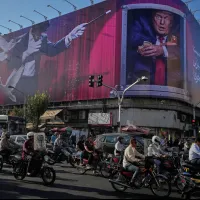 2026年8月29日、イランの首都テヘラン中心部に設置された巨大広告看板に、トランプ米大統領の顔が描かれている。(写真/AP通信) 2026年8月29日、イランの首都テヘラン中心部に設置された巨大広告看板に、トランプ米大統領の顔が描かれている。(写真/AP通信)
