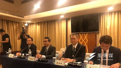 桃園市空服員職業工會與長榮航空公司,原訂今(24)晚在台北長榮桂冠酒店進行協商,由總經理孫嘉明(左一)領軍長榮協商代表;而今中午工會突然宣布將協商地點改到勞動部。(廖羿雯攝)