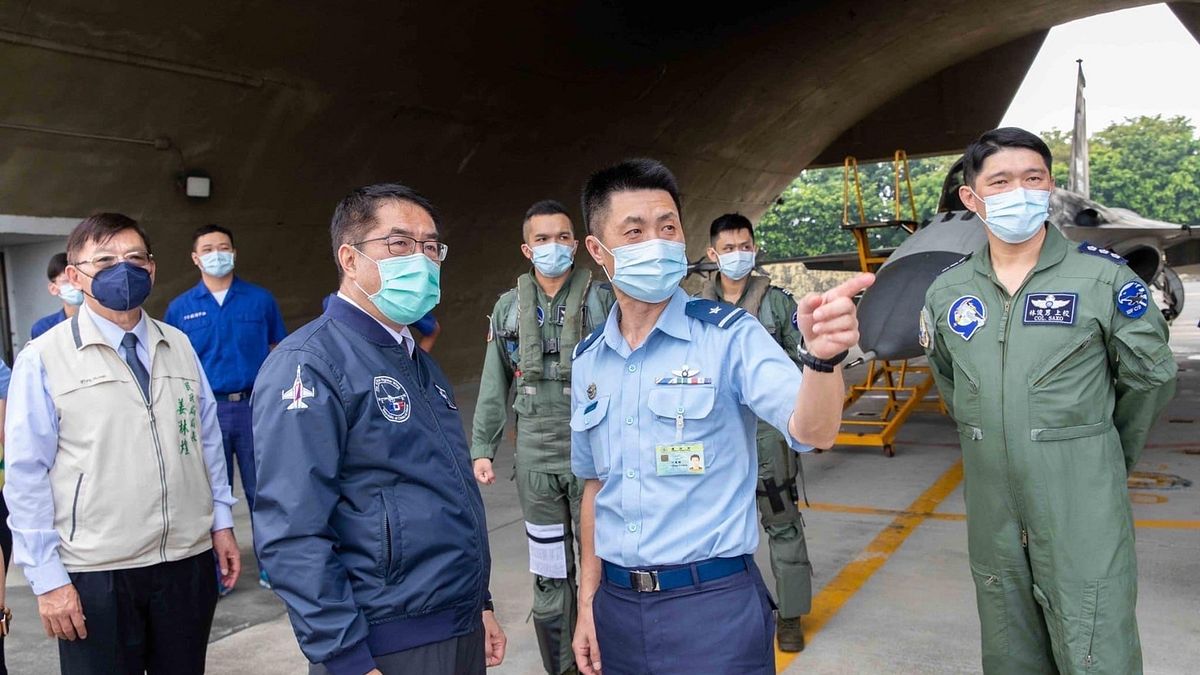 黃偉哲前往台南空軍基地,慰勞第一戰術戰鬥機聯隊。(圖/台南市府提供) 黃偉哲前往台南空軍基地,慰勞第一戰術戰鬥機聯隊。(圖/台南市府提供)