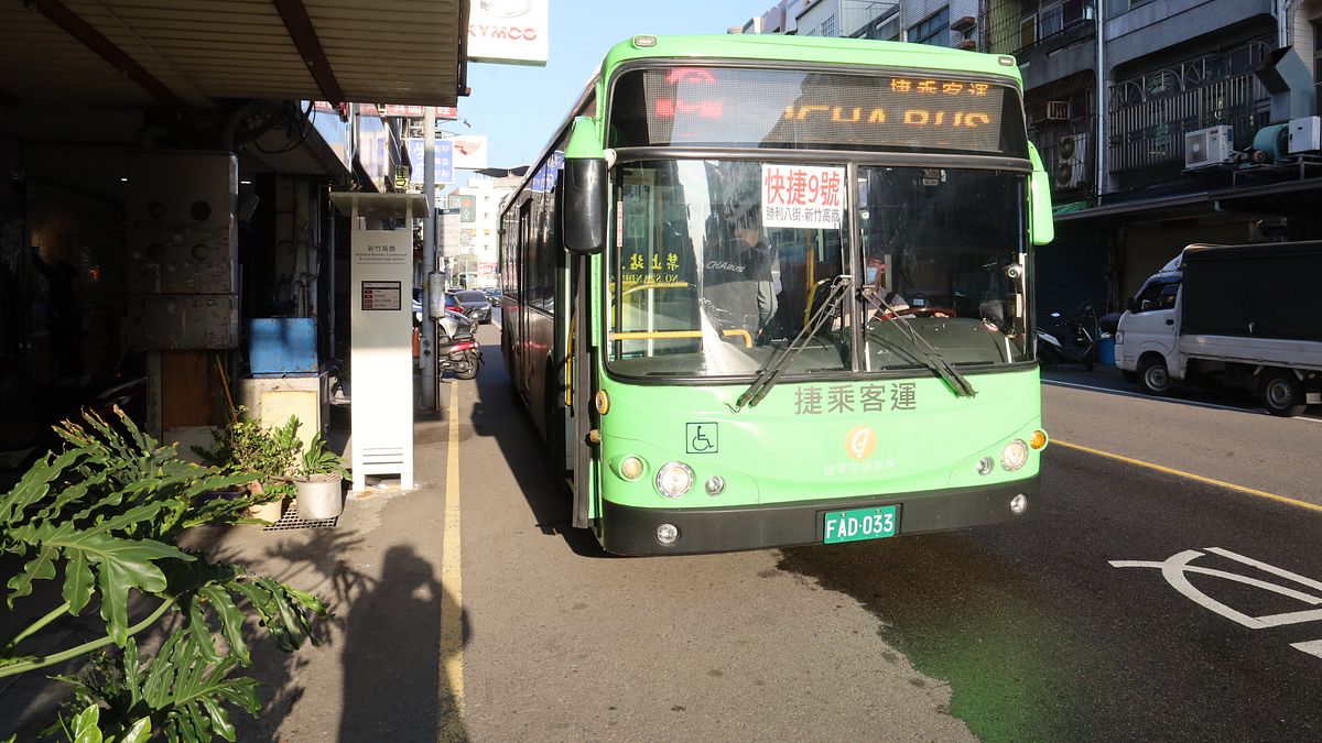 竹縣快捷9號公車因司機調度問題未如期發車,導致11日上午通學時間學生沒車可搭。(圖/新竹縣政府提供) 竹縣快捷9號公車因司機調度問題未如期發車,導致11日上午通學時間學生沒車可搭。(圖/新竹縣政府提供)