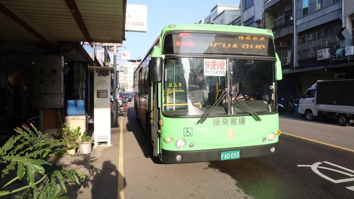 竹縣快捷9號公車因司機調度問題未如期發車,導致11日上午通學時間學生沒車可搭。(圖/新竹縣政府提供)
