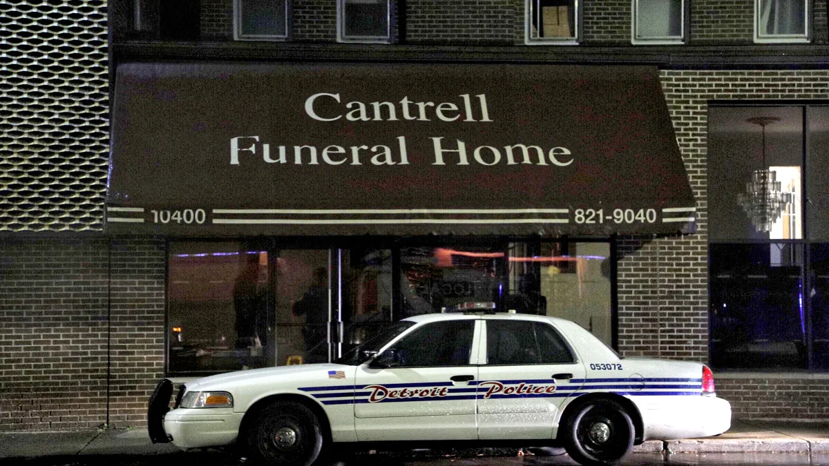 密西根州肯崔殯儀館(Cantrell Funeral Home)天花板藏有11具嬰兒遺骸。(美聯社)