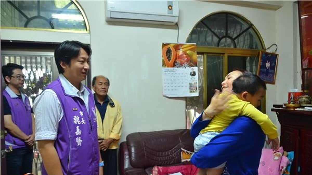 助單親媽度難關 花蓮市長魏嘉賢贈慈愛基金 助單親媽度難關 花蓮市長魏嘉賢贈慈愛基金