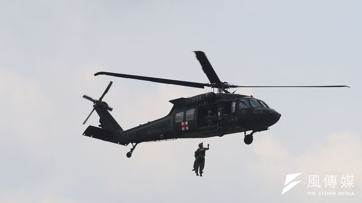 空軍UH-60M直升機6日在嘉義空軍基地操練戰場搜救,UH-60M飛機操演是113年國防知性之旅操演項目之一。(柯承惠攝) 空軍UH-60M直升機6日在嘉義空軍基地操練戰場搜救,UH-60M飛機操演是113年國防知性之旅操演項目之一。(柯承惠攝)