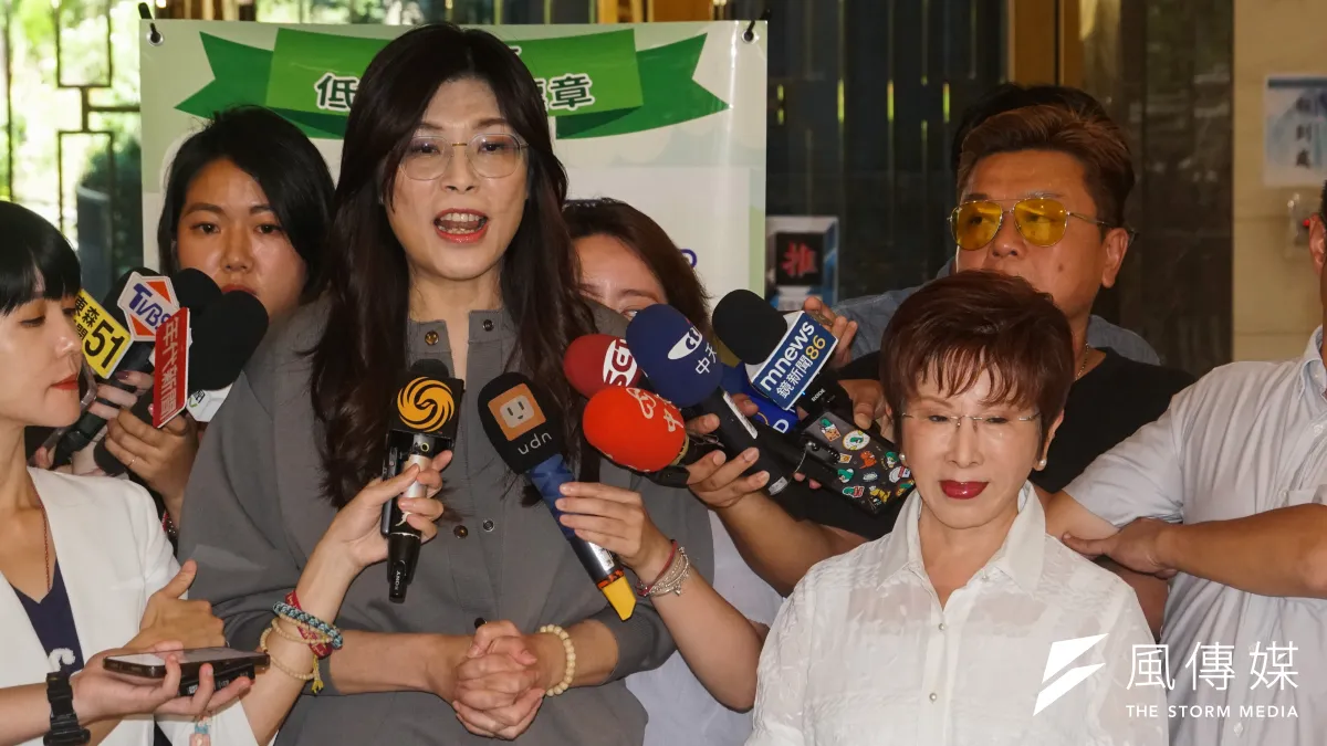 國民黨主席當選人鄭麗文(左)拜訪前國民黨主席洪秀柱(右)。(蔡親傑攝)