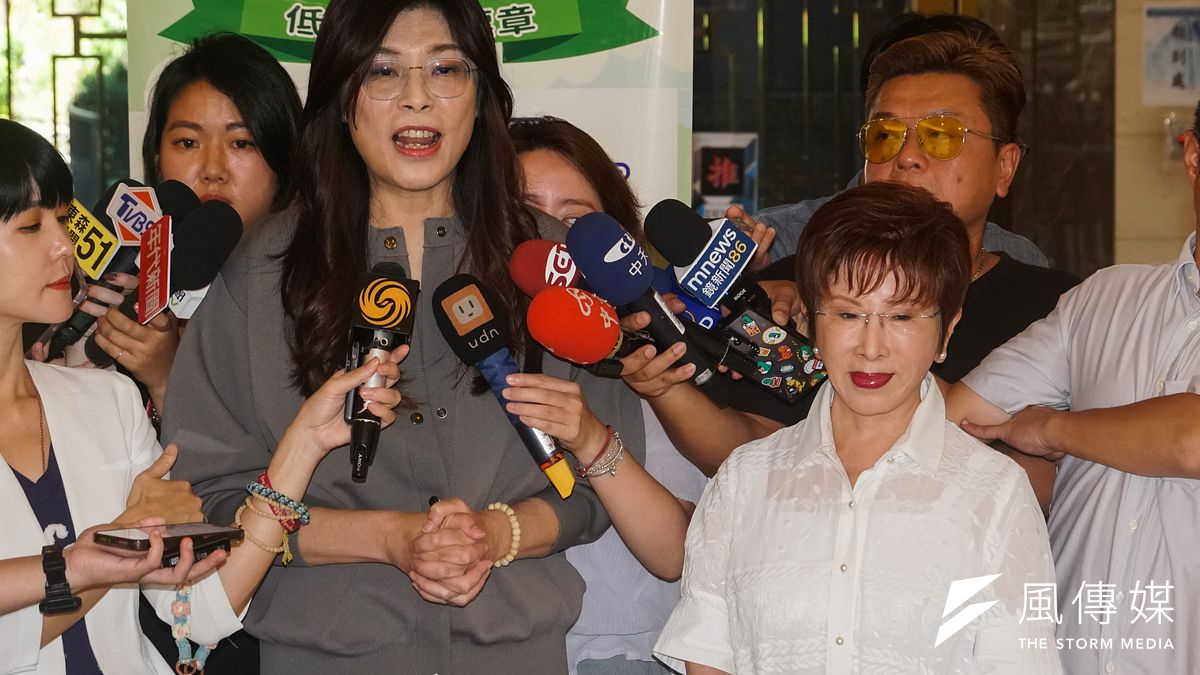 國民黨主席當選人鄭麗文(左)拜訪前國民黨主席洪秀柱(右)。(蔡親傑攝) 國民黨主席當選人鄭麗文(左)拜訪前國民黨主席洪秀柱(右)。(蔡親傑攝)