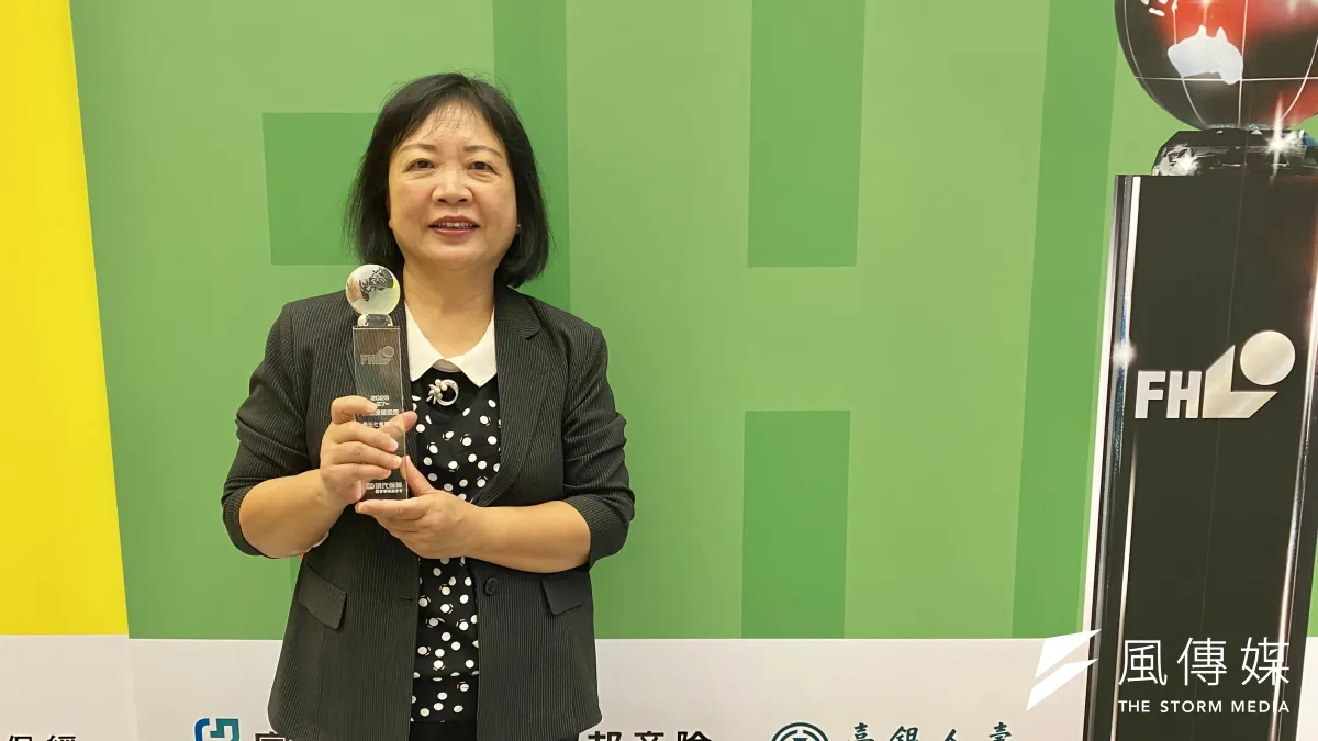 中華郵政今(5)日獲頒保險信望愛「最佳社會責任獎」,中華郵政協理簡詠涵代表領獎。(陳怡慈攝)