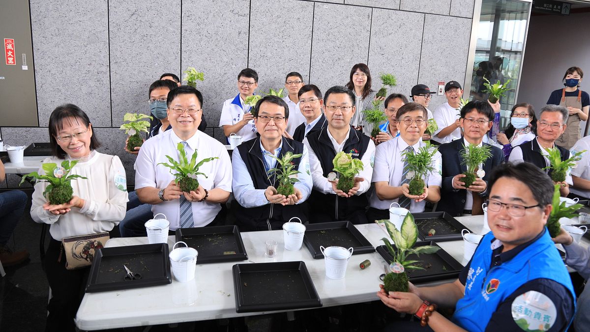 中市政府8日與中華民國景觀工程公會全國聯合會共同舉辦「樹之道─樹木風險評估暨褐根病防治研討會」-黃秘書長及貴賓們一起體驗手作苔球。(圖/台中市政府) 中市政府8日與中華民國景觀工程公會全國聯合會共同舉辦「樹之道─樹木風險評估暨褐根病防治研討會」-黃秘書長及貴賓們一起體驗手作苔球。(圖/台中市政府)
