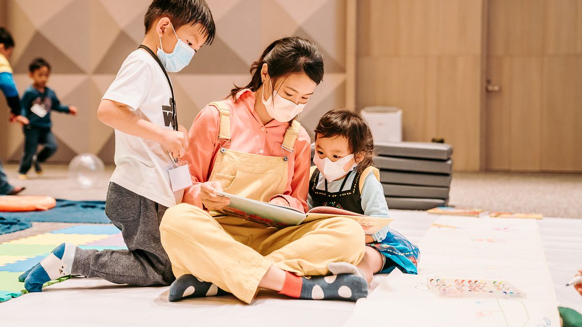 衛武營「藝玩伴計畫」,同時會有幼教、醫護背景的人員陪同,打造讓家長安心的妥善環境。(圖/衛武營國家藝術文化中心提供) 衛武營「藝玩伴計畫」,同時會有幼教、醫護背景的人員陪同,打造讓家長安心的妥善環境。(圖/衛武營國家藝術文化中心提供)