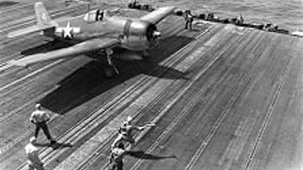 1944年10月12日,由航空母艦列星頓號(USS Lexington)的甲板起飛,對日本殖民統治下的台灣實施炸射。毛澤東比任何人都知道,沒有美軍的支持,中國是不可能擊敗日本,光復台灣的。(作者提供) 1944年10月12日,由航空母艦列星頓號(USS Lexington)的甲板起飛,對日本殖民統治下的台灣實施炸射。毛澤東比任何人都知道,沒有美軍的支持,中國是不可能擊敗日本,光復台灣的。(作者提供)