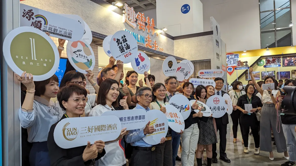 雲林縣副縣長謝淑亞與旅宿業、觀光工廠業者和旅遊達人一起合影。(圖/陳逸群攝)