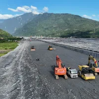 台湾・花蓮県光復郷の洪水災害から1年。馬太鞍渓には鋼製の仮橋が架かったが、住民の暮らしはいまも復旧の途上にある。(方儉撮影) 台湾・花蓮県光復郷の洪水災害から1年。馬太鞍渓には鋼製の仮橋が架かったが、住民の暮らしはいまも復旧の途上にある。(方儉撮影)