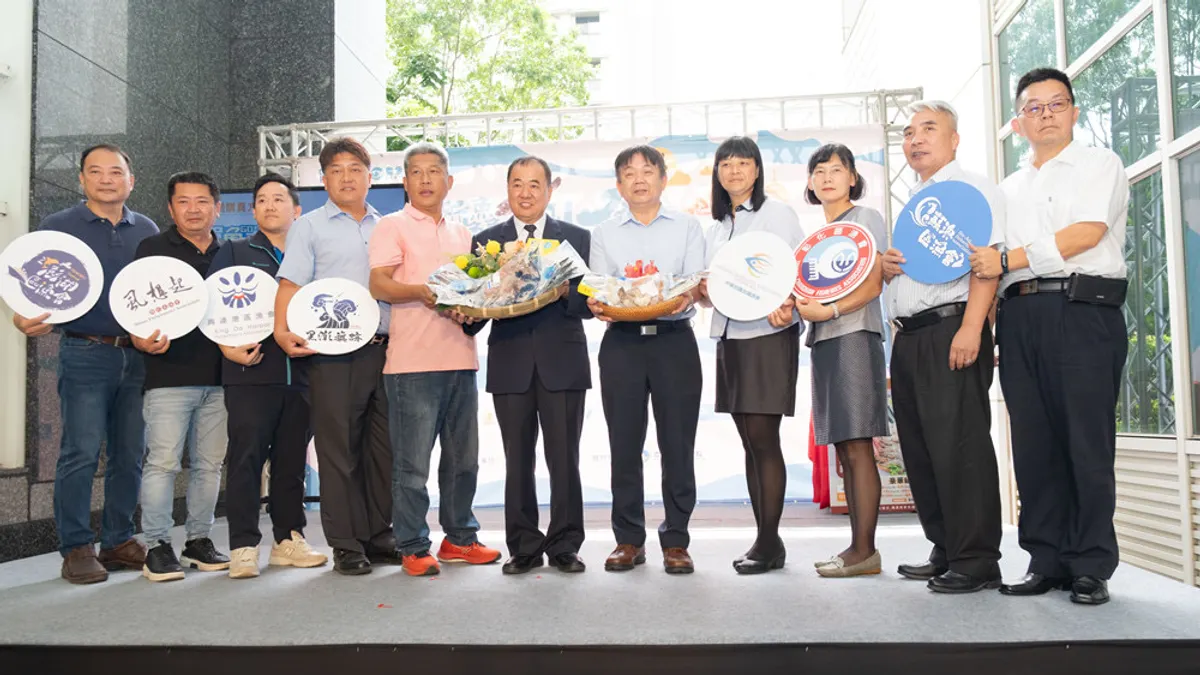 新鱻作伙夯!魚你共饗慶中秋 漁業署燒烤組合開賣。漁業署署長張致盛與貴賓合影。(圖/業者提供)