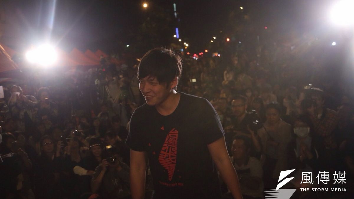 318學運屆滿周年,經濟民主連合與數10個公民團體今晚在立法院旁濟南路主辦「人民重返國會,民主轉大人」晚會,學運領袖陳為廷到場,面對媒體訪問時表示,自己要走下神壇。(楊子磊攝).JPG 318學運屆滿周年,經濟民主連合與數10個公民團體今晚在立法院旁濟南路主辦「人民重返國會,民主轉大人」晚會,學運領袖陳為廷到場,面對媒體訪問時表示,自己要走下神壇。(楊子磊攝).JPG