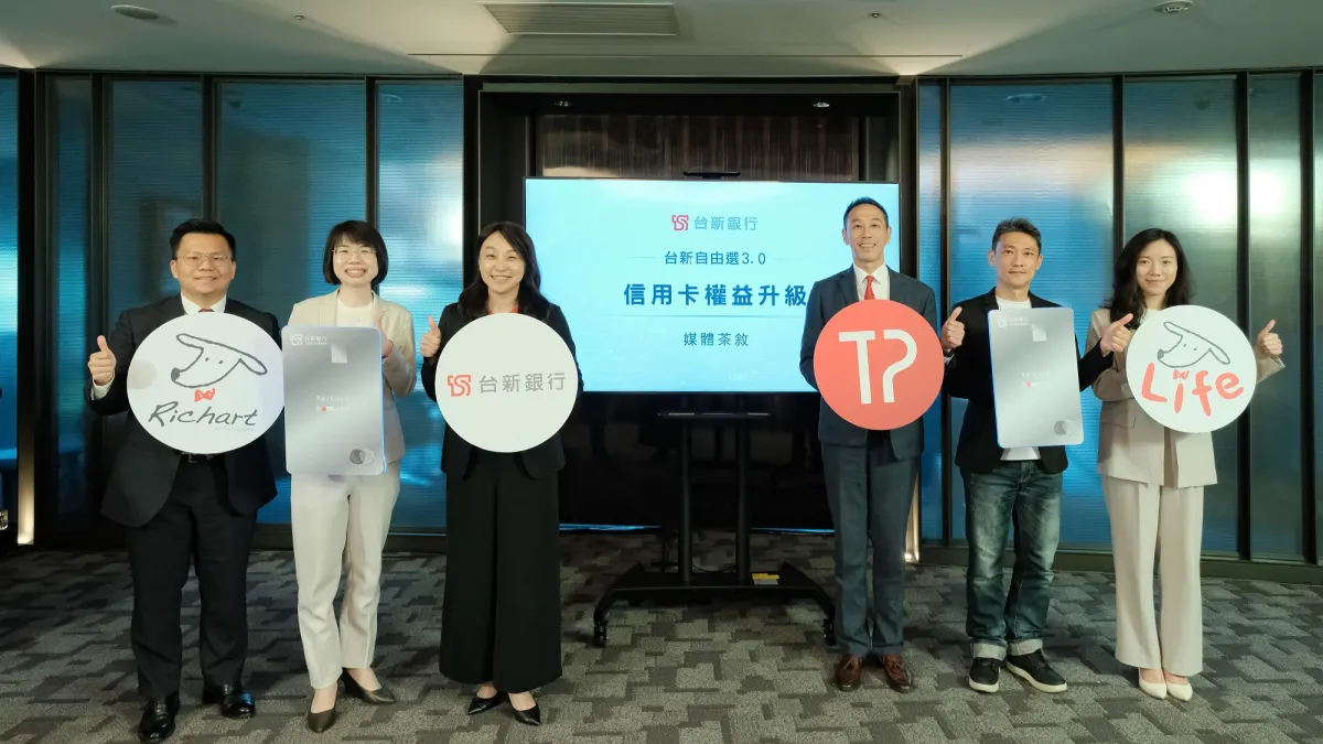台新銀行數位金融處協理王博頡(左起)、支付金融處資深協理楊綠芬、個人金融事業總處執行長包國儀、數金處暨支付處資深副總黃天麟、支付金融處資深協理孟祥璽、數位金融處資深協理魏銘君,30日於記者會合影。(台新銀行提供)