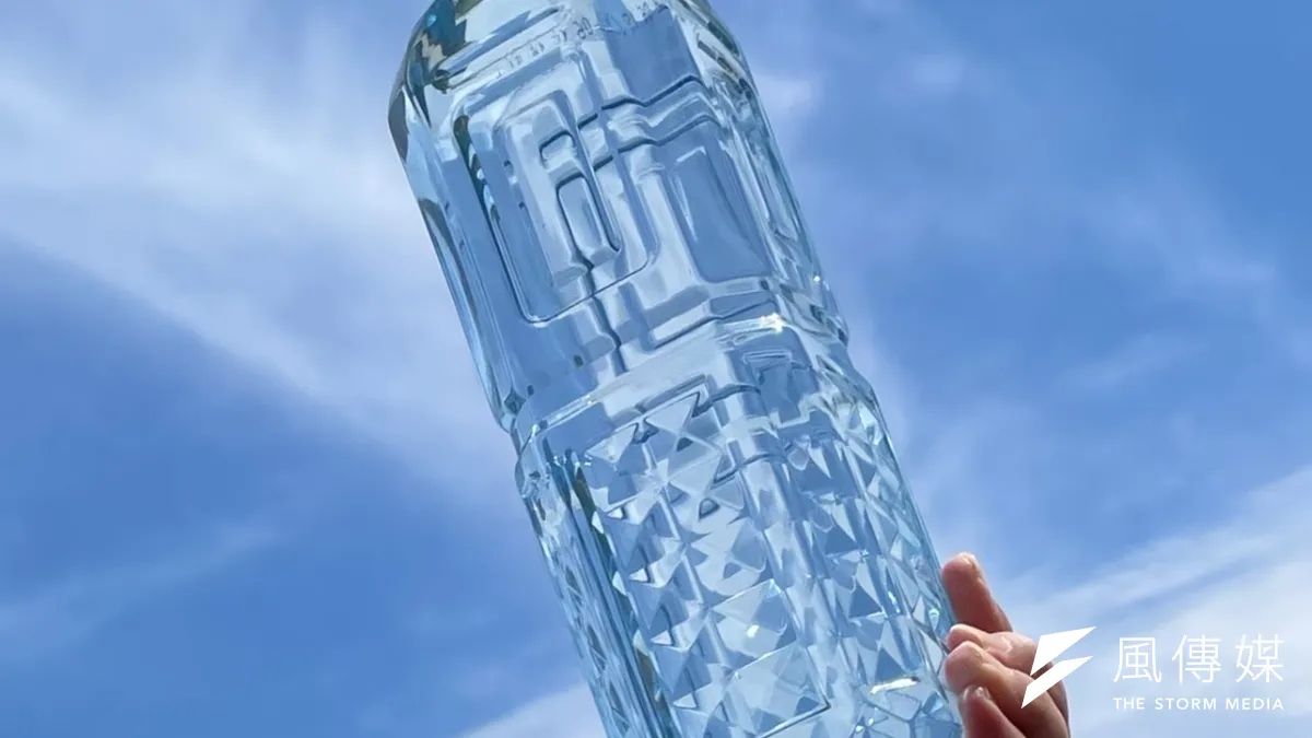 減碳新生活! 舒跑推出台灣第一瓶無標籤的鹼性離子水!