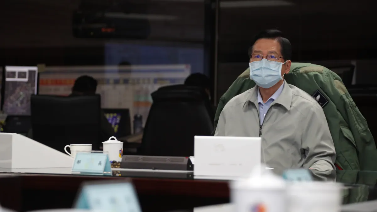 國防部長嚴德發(見圖)今(30)日視導空軍作戰指揮部,呼籲官兵保持憂患意識與敵情警覺。(資料照,軍聞社提供)