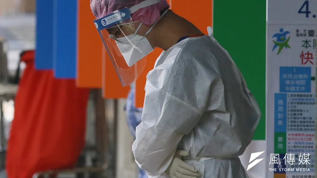 圖為醫院急診室全身穿著防護裝備的第一線醫護人員。(柯承惠攝) 圖為醫院急診室全身穿著防護裝備的第一線醫護人員。(柯承惠攝)