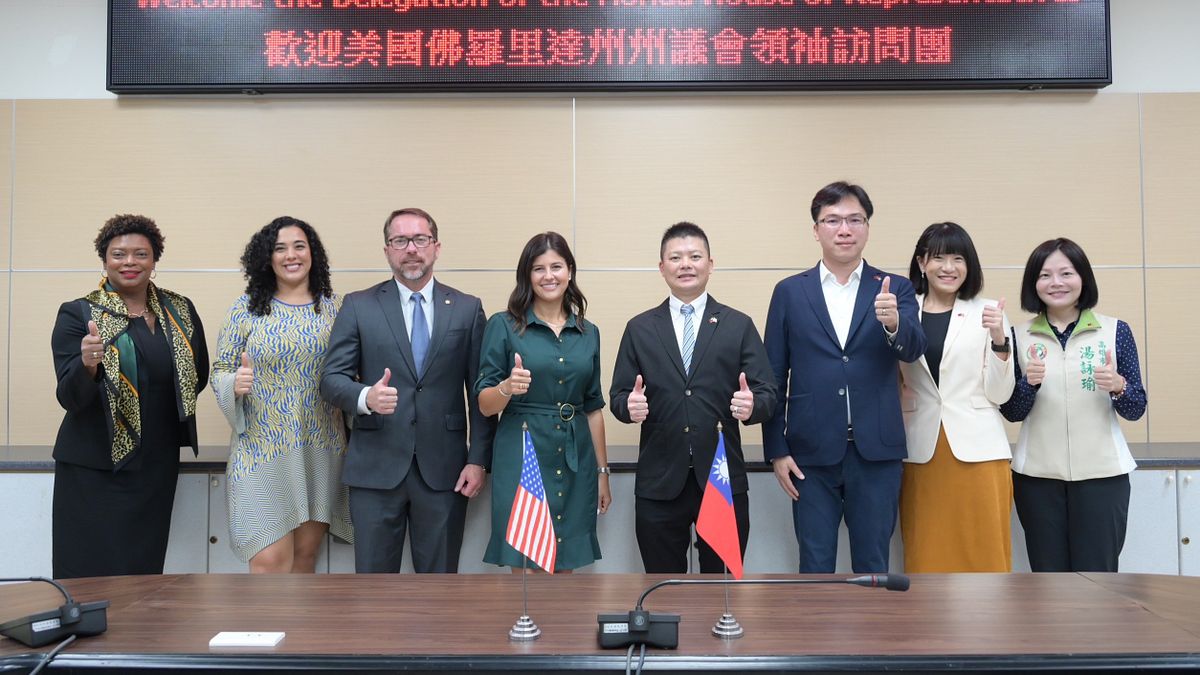 美國佛羅里達州州議會領袖訪問團拜訪高雄市議會,副議長曾俊傑率國民外交促進會長林智鴻、鄭孟洳副會長及湯詠瑜議員代表接待。(圖/高市議會提供) 美國佛羅里達州州議會領袖訪問團拜訪高雄市議會,副議長曾俊傑率國民外交促進會長林智鴻、鄭孟洳副會長及湯詠瑜議員代表接待。(圖/高市議會提供)