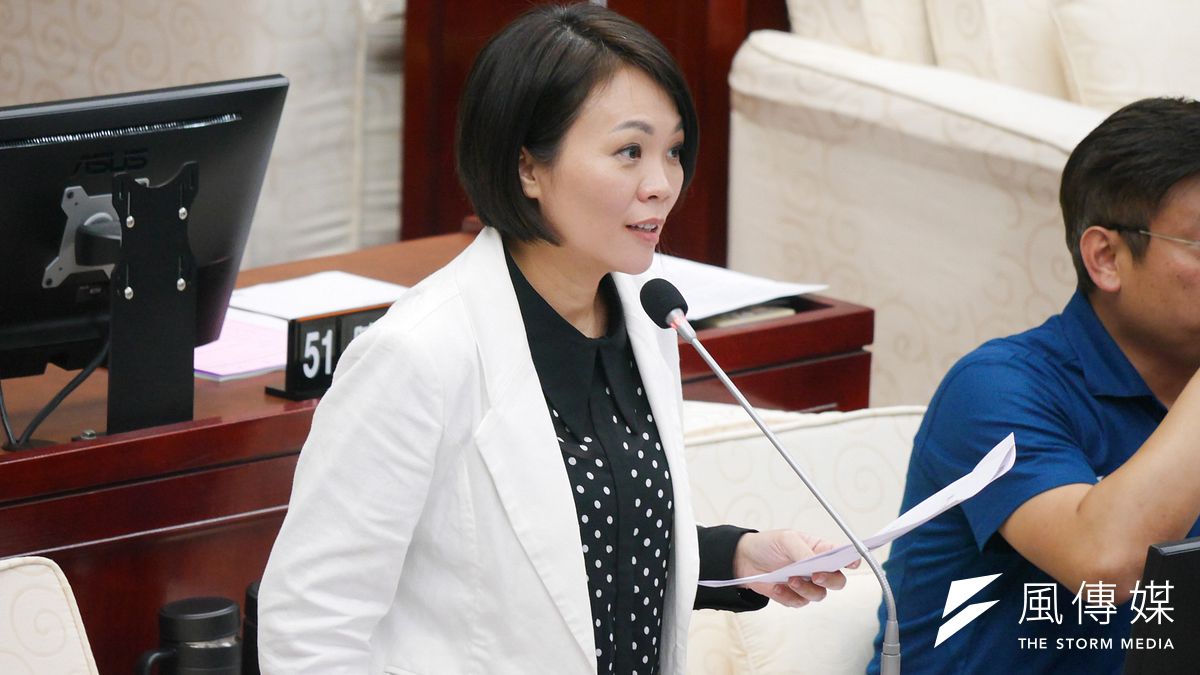 針對大葉高島屋百貨公司,三年前申請變更使用執照,將五樓停車場改建成商場,台北市議員簡舒培質疑根本是「京華城翻版」。(蔡親傑攝) 針對大葉高島屋百貨公司,三年前申請變更使用執照,將五樓停車場改建成商場,台北市議員簡舒培質疑根本是「京華城翻版」。(蔡親傑攝)