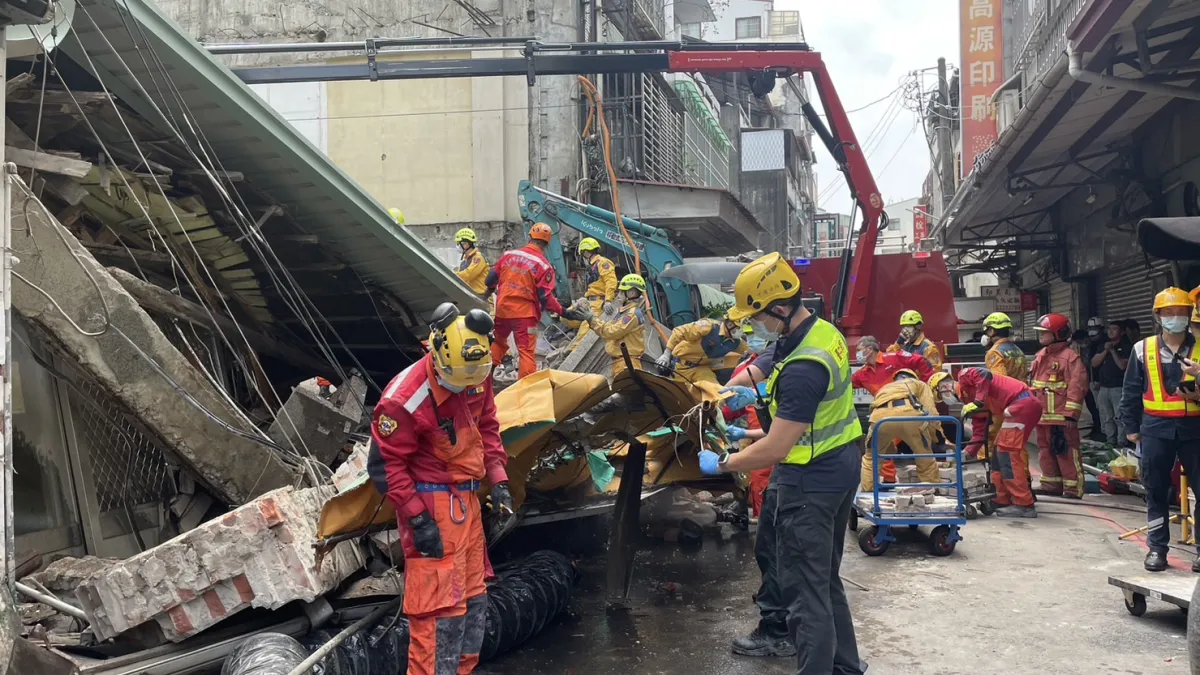 台中市中區台灣大道一段一處房屋倒榻,台中市消防局出動搶救受困工人。(圖/台中市政府)