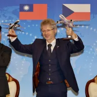 台湾の林佳龍外交部長がビストルチル氏に旅客機模型を贈呈し、将来的なプラハ直行便の毎日運航に期待を示した。チェコ上院のミロシュ・ビストルチル議長(右)は訪台最終日の4日、台北で記者会見を開いた。会見で林佳龍外交部長(左)は台湾の航空会社の旅客機模型を贈り、今後、台湾とチェコ・プラハを結ぶ直行便が毎日運航され、双方の交流やビジネス需要に資することを期待すると述べた。(写真/中央社記者・張皓安撮影、2026年6月4日) 台湾の林佳龍外交部長がビストルチル氏に旅客機模型を贈呈し、将来的なプラハ直行便の毎日運航に期待を示した。チェコ上院のミロシュ・ビストルチル議長(右)は訪台最終日の4日、台北で記者会見を開いた。会見で林佳龍外交部長(左)は台湾の航空会社の旅客機模型を贈り、今後、台湾とチェコ・プラハを結ぶ直行便が毎日運航され、双方の交流やビジネス需要に資することを期待すると述べた。(写真/中央社記者・張皓安撮影、2026年6月4日)