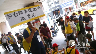 繼7月27日展開力挺郭參選總統連署活動(見圖),鴻海創辦人郭台銘支持者社團「郭台銘粉絲老虎軍團」3日在板橋舉行北區第二次連署。(資料照,顏麟宇攝)